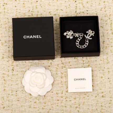 Chanel Double C hanging bow chain brooch
