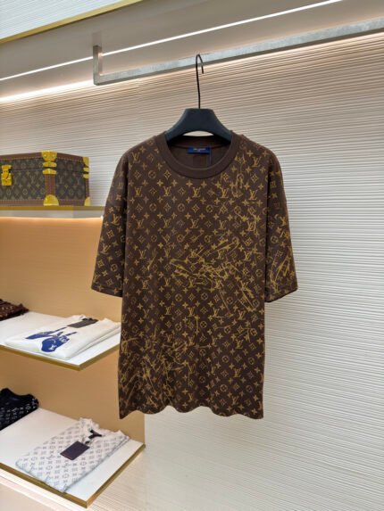 LOUIS VUITTON textured pleated round neck short sleeve