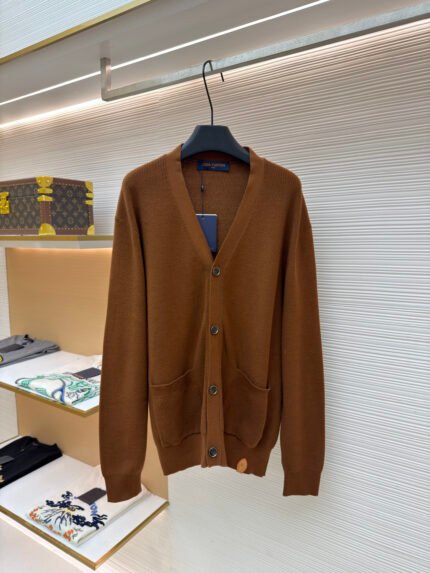 LOUIS VUITTON V-neck knit cardigan with letter emblem/logo
